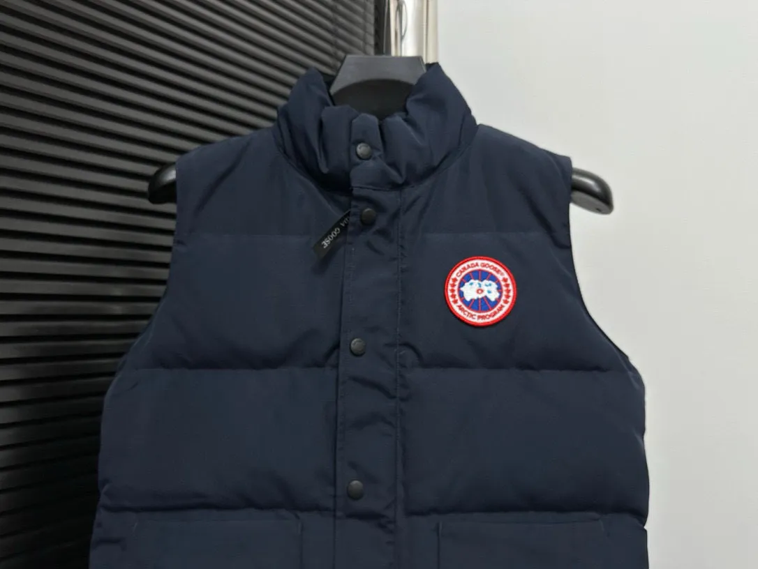 P360 [Canada Goose] Canada Goose #Freestyle Crew 4154M Men’s and Women’s Vest Down# ➖ Imported Behringer embroidery machine with customized 10,000-needle embroidery logo! ➖ Imported 21-count polyester-cotton blended original fabric, using Feather-Light 10D waterproof coating fabric, made of 84.5% polyester fiber and 15.5% cotton, 100% the best feel in the entire network! ➖ The genuine official website uses the national standard 80 white duck down, and will never be misled by false claims such as 90 down or goose down! ➖ 100% nylon nylon lining with double double-layer sealing design to prevent velvet from running away. Top-grade polar fleece is used in the collar and pockets to keep warm and comfortable! ➖ Yoshida YKK provides original custom-made electroplated sliders. YKK two-way lockable zippers are tight and smooth and will not peel off paint! ➖ 3M composite original Velcro is durable, and all accessories and hardware are disassembled and customized! ⛔No slander, no exaggeration, no need for too much copywriting, because it is focused, it is professional!  SIZE: XS S M L XL XXL